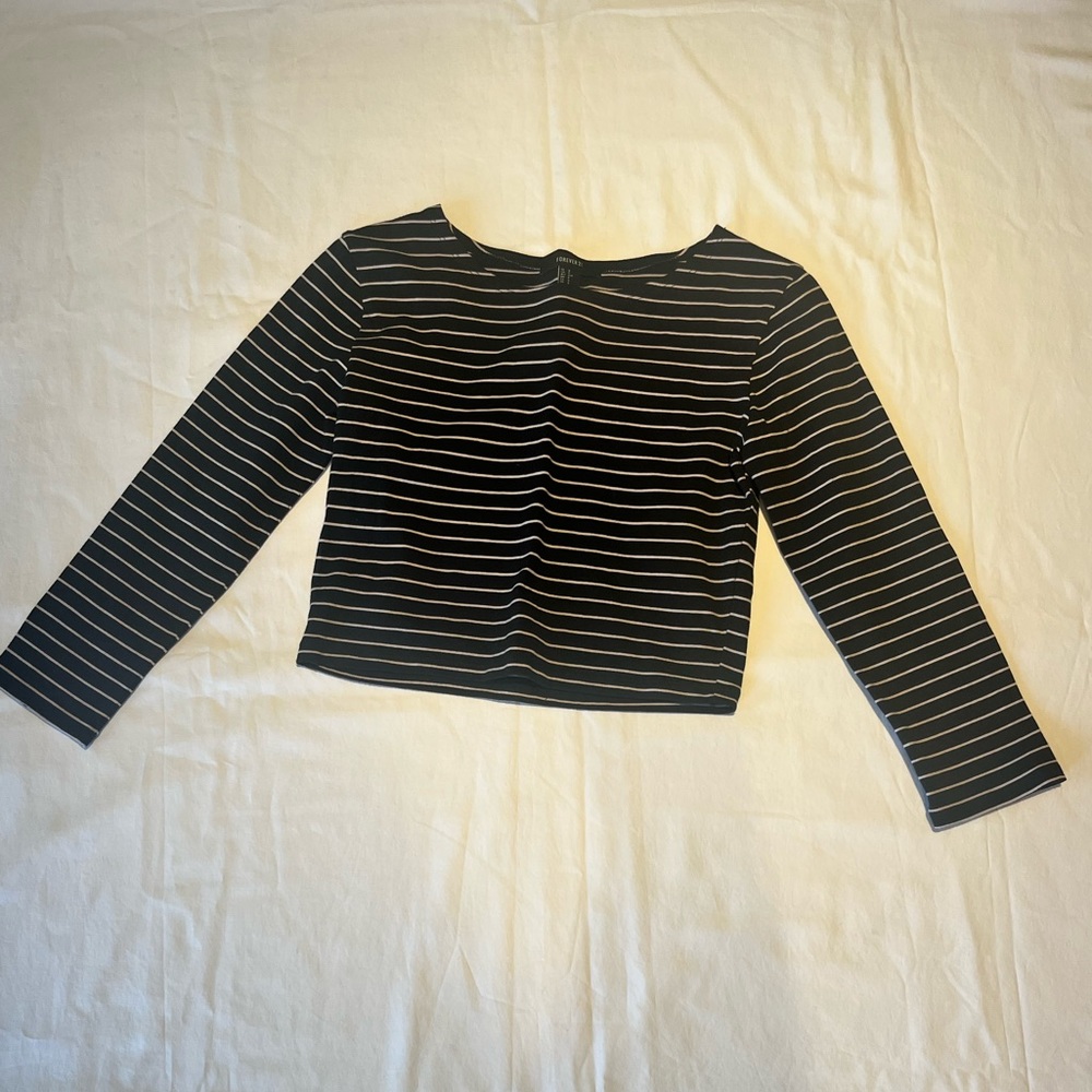 Forever 21 long sleeved crop top. Barely worn.